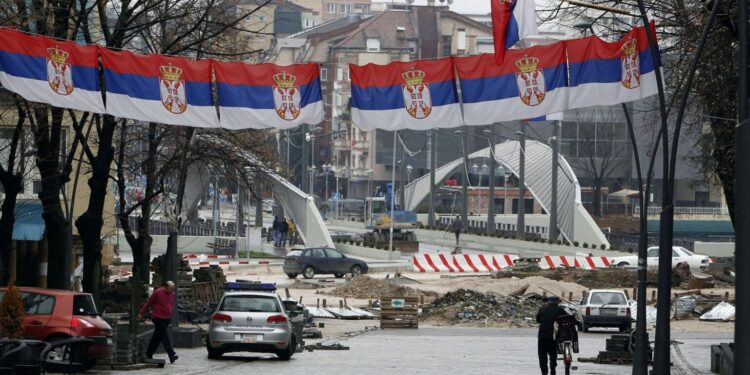 Me simbole të Kosovës, kryetarët e rinj serbë marrin pushtetin në veri të Mitrovicës
