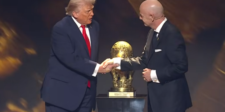 Trump nderohet në ceremoninë e shortit të Botërorit, merr “çmimin e paqes FIFA”