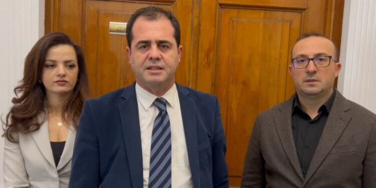 Anëtarët e PD shkojnë në mbledhje , por gjejnë derën e mbyllur: E kanë kthyer Kuvendin privat!