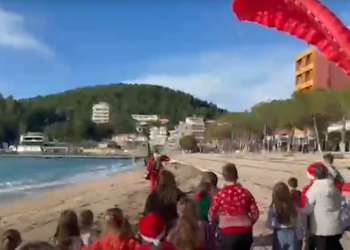 Babagjyshi i Himarës suprizon edhe këtë vit, zbret nga qielli me parashutë