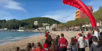 Babagjyshi i Himarës suprizon edhe këtë vit, zbret nga qielli me parashutë