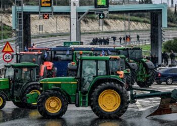 Fermerët në protestë, mbi 6 mijë traktorë dhe dhjetëra rrugë të bllokuara në Greqi