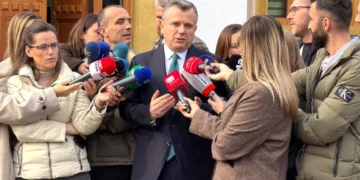 Tensionet në Kuvend, Balla ironizon PD: Kur protesta s’ka pjesëmarrje, i vënë zjarrin Kuvendit