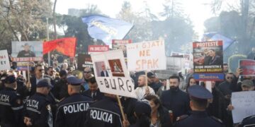 Florjan Binaj i bashkohet protestës së Agron Shehajt te Kryesia e Kuvendit