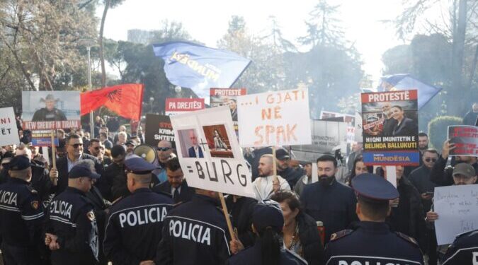 Florjan Binaj i bashkohet protestës së Agron Shehajt te Kryesia e Kuvendit