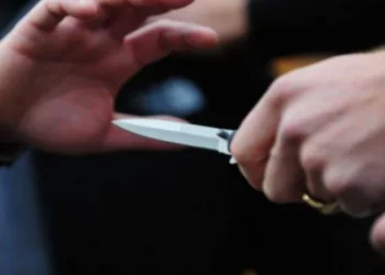 Sherr mes nxënësve të shkollës 9-vjeçare në Sarandë, 13-vjeçari godet me mjet prerës të miturin