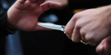 Sherr mes nxënësve të shkollës 9-vjeçare në Sarandë, 13-vjeçari godet me mjet prerës të miturin