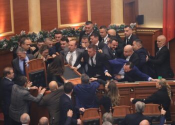 Peleshi hedh në votim propozimin e Ballës për mbyllje të seancës, opozita ndez flakadanë