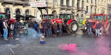 Brukseli në “flakë”,mijëra fermerë në protestë, përplasje me policinë, përdoret edhe gaz lotsjellës