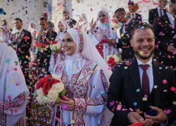 Moment i rrallë shprese pas dy vitesh shkatërrimi dhe vdekjeje, ceremoni masive martese në Gaza