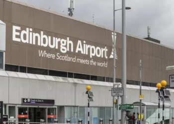 Aeroporti i Edinburgut në Skoci pezullon fluturimet, shkak defektet në teknologjinë e informacionit