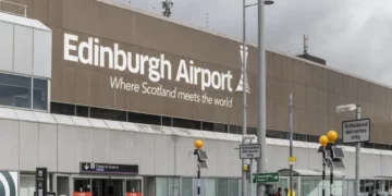 Aeroporti i Edinburgut në Skoci pezullon fluturimet, shkak defektet në teknologjinë e informacionit