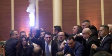 LAJMI I FUNDIT/ Tensione në Kuvend, opozita ndez flakadanë