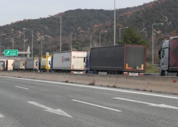 Fermerët grekë vijojnë protestat edhe gjatë Krishtlindjeve, bllokadë treorëshe sot për kamionët