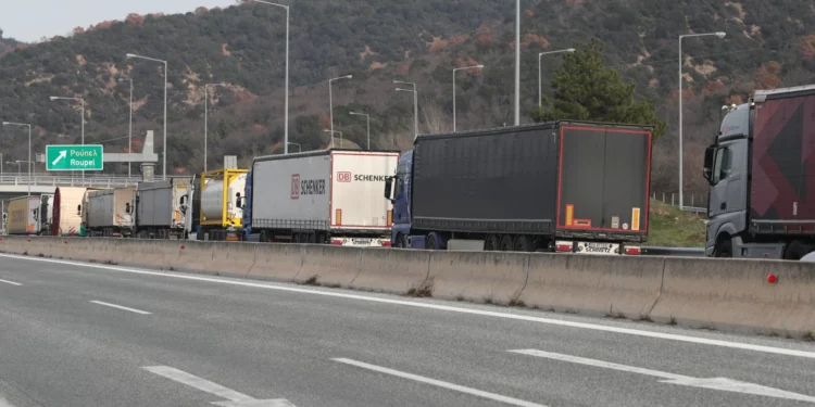 Fermerët grekë vijojnë protestat edhe gjatë Krishtlindjeve, bllokadë treorëshe sot për kamionët