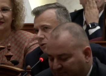 Të qeshura në Kuvend, Balla ‘ngacmon’ Peleshin me dialekt korçar, ironi me Balliun
