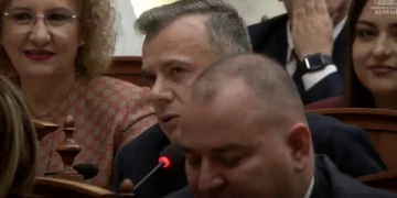 Të qeshura në Kuvend, Balla ‘ngacmon’ Peleshin me dialekt korçar, ironi me Balliun