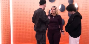 “Po flini mbi plehra”/ Sabina debaton ashpër me Kristin për punët e shtëpisë