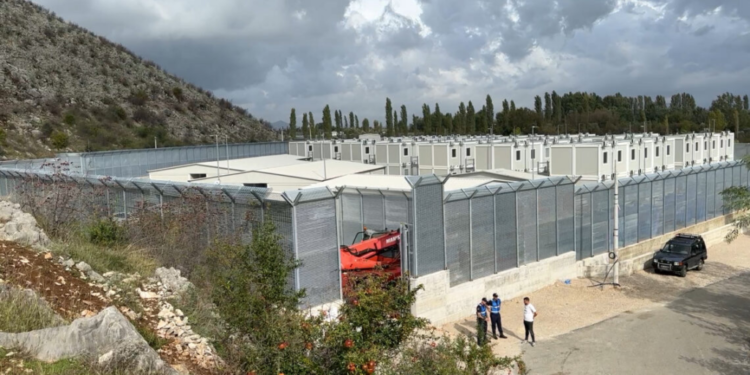 Parashikohet ngritja e 20 qendrave pritëse në Korçë, Vlorë dhe Gjirokastër për emigrantët nga Azia