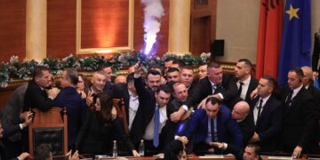 Kaosi në Kuvend,PS kërkon përjashtimin e deputetëve të opozitës, mblidhet sot Sekretariati i Etikës