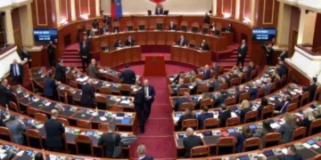 “Çojeni në burg!”Nis seanca plenare me debate dhe tensione, opozita PËRPLASET me punonjësit e Gardës