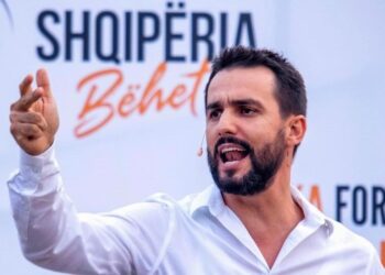 “Kam 16 ditë këtu”/ Lapaj ironizon protestën e Berishës: Rama s’mundet me kapsolla.