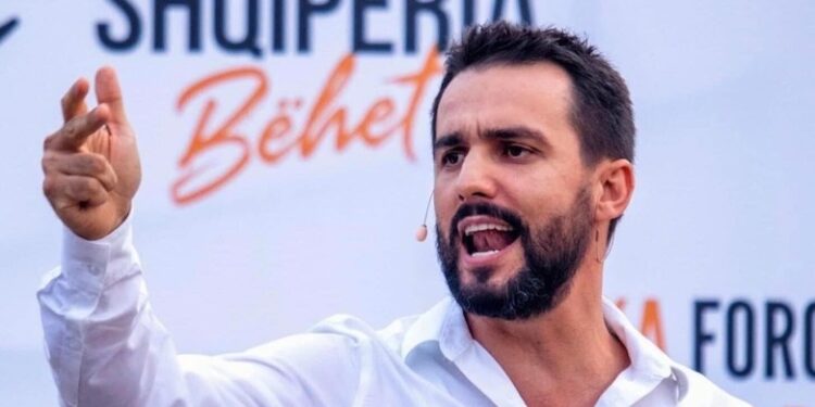 “Kam 16 ditë këtu”/ Lapaj ironizon protestën e Berishës: Rama s’mundet me kapsolla.