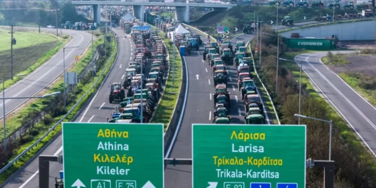 Fermerët në Greqi nuk heqin dorë nga protesta, përgatitje për një bllokim të akseve kryesore