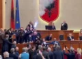 Tensione, tymuese dhe hedhje sendesh nga deputetët e PD, përjashtohet nga seanca Balliu