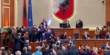 Tensione, tymuese dhe hedhje sendesh nga deputetët e PD, përjashtohet nga seanca Balliu