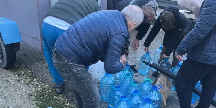 Katër ditë pa furnizim me ujë, qytetarët e Vlorës dynden te burimi i Ujit të Ftohtë
