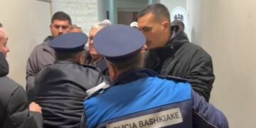 Shoferët e autobusëve në Vlorë tentojnë të futen me forcë në ambientet e Këshillit Bashkiak