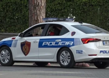 Nuk iu bind urdhrit për të ndaluar dhe u ‘arratis’ duke përplasur automjetin e Policisë,