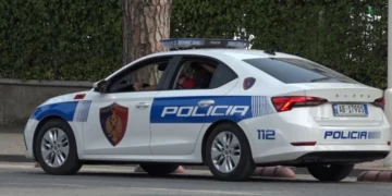 Nuk iu bind urdhrit për të ndaluar dhe u ‘arratis’ duke përplasur automjetin e Policisë,