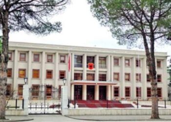 Begaj shkarkon Komandantin e Forcës Tokësore dhe emëron pasuesin, jep një gradim në Forcën Detare