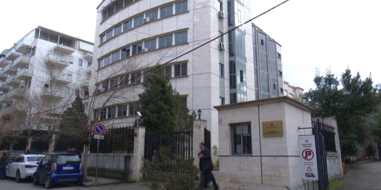 Trafikuan armë nga Kosova në Shqipëri, Prokuroria Tiranë dërgon në gjykim 8 persona