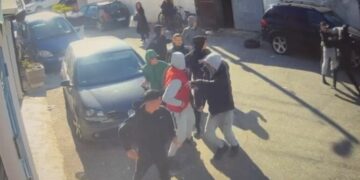 Plagosën tre të rinj afër shkollës, lirohen dy adolehentët në Shkodër