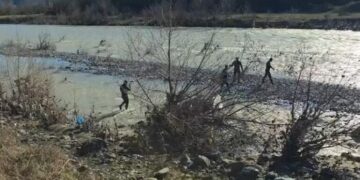 Përfundoi në rrjedhën e lumit pas aksidentit me makinë, vijojnë kërkimet për gjetjen e 30-vjeçarit