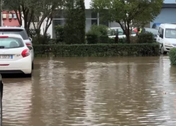Reshje të dendura shiu në Qarkun Lezhë/ Rritet niveli i lumit Drin dhe Mat, përmbytje në disa zona
