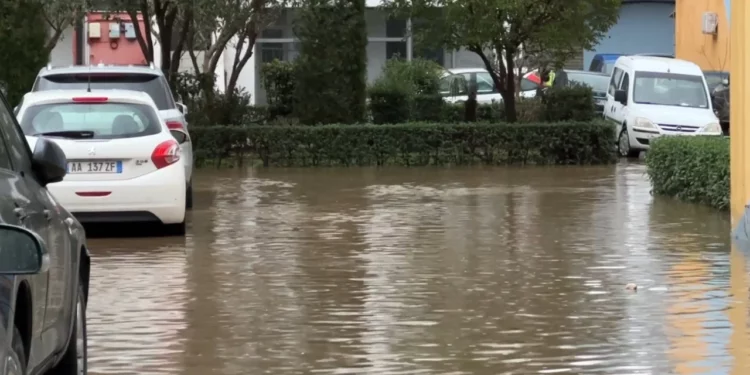Reshje të dendura shiu në Qarkun Lezhë/ Rritet niveli i lumit Drin dhe Mat, përmbytje në disa zona
