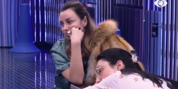 “Ti që s’di ku ke varrin e babit, puthesh me çunat te Myslym Shyri”/Përplasje në shtëpi, Stelina-Ina