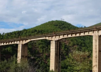 Një person bie nga ura e Bushtricës në Përrenjas, gjen vdekjen e menjëhershme