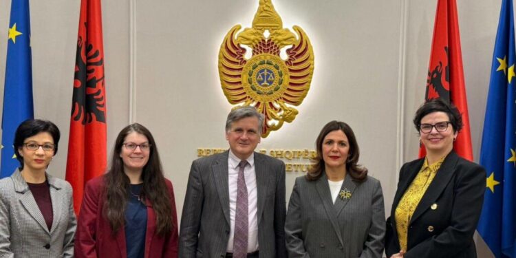 Ambadadori i OSBE-së takohet me kryetaren e Gjykatës Kushtetuese