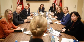 Nancy VanHorn takohet me deputetët e rinj të PS dhe PD: Forcojmë bashkëpunimin SHBA-Shqipëri