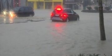 Moti i keq në vend/ Përmbyten tre banesa në Durrës, evakuohen 8 familje. Preken edhe burgjet