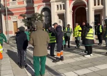 Punonjësit e gjelbërimit në Vlorë dalin sërish në protestë, kërkesat