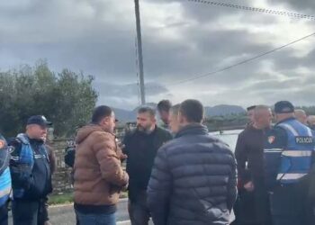 Bllokohet rruga Laç-Mamurras, banorët protestojnë për përmbytjet e përsëritura