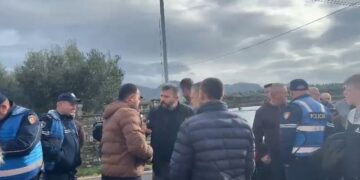 Bllokohet rruga Laç-Mamurras, banorët protestojnë për përmbytjet e përsëritura