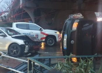 Aksident i frikshëm te “Pallati me Shigjeta”, përplasen dy makina, njëra përmbyset