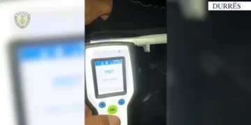 Tentoi të korruptonte punonjësin e policisë, arrestohet 43-vjeçari në Durrës